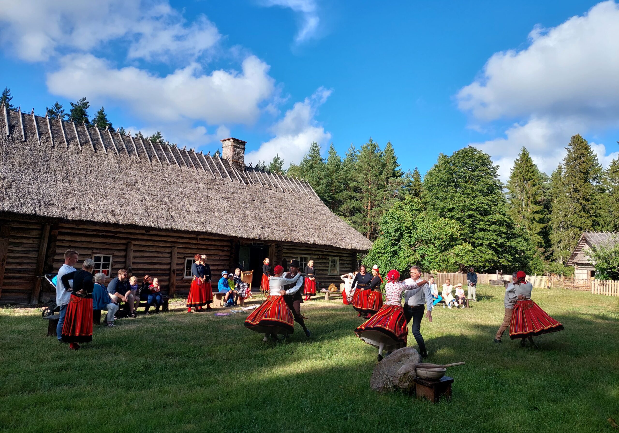 Mihkli talumuuseum_hiiumaa muuseumid_triibuseelikute keerutamine-min Mihkli talumuuseum_hiiumaa muuseumid_triibuseelikute keerutamine-min
